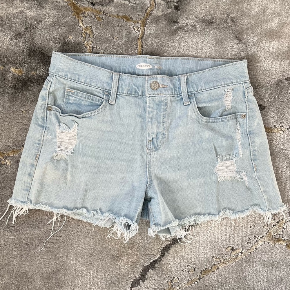 Old Navy light wash low rise lightly distressed frayed denim jean shorts 🩵